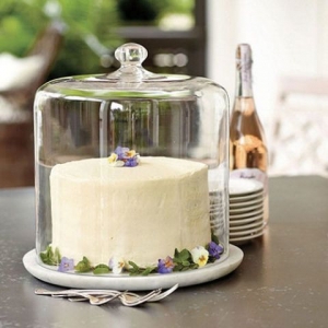 Taking Cake Presentation to New Heights with Glass Domes